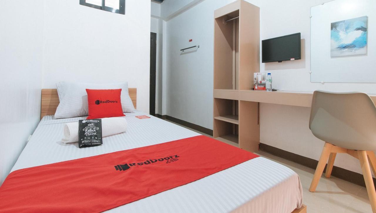 Отель Reddoorz Near Iloilo International Airport Cabatuan Экстерьер фото