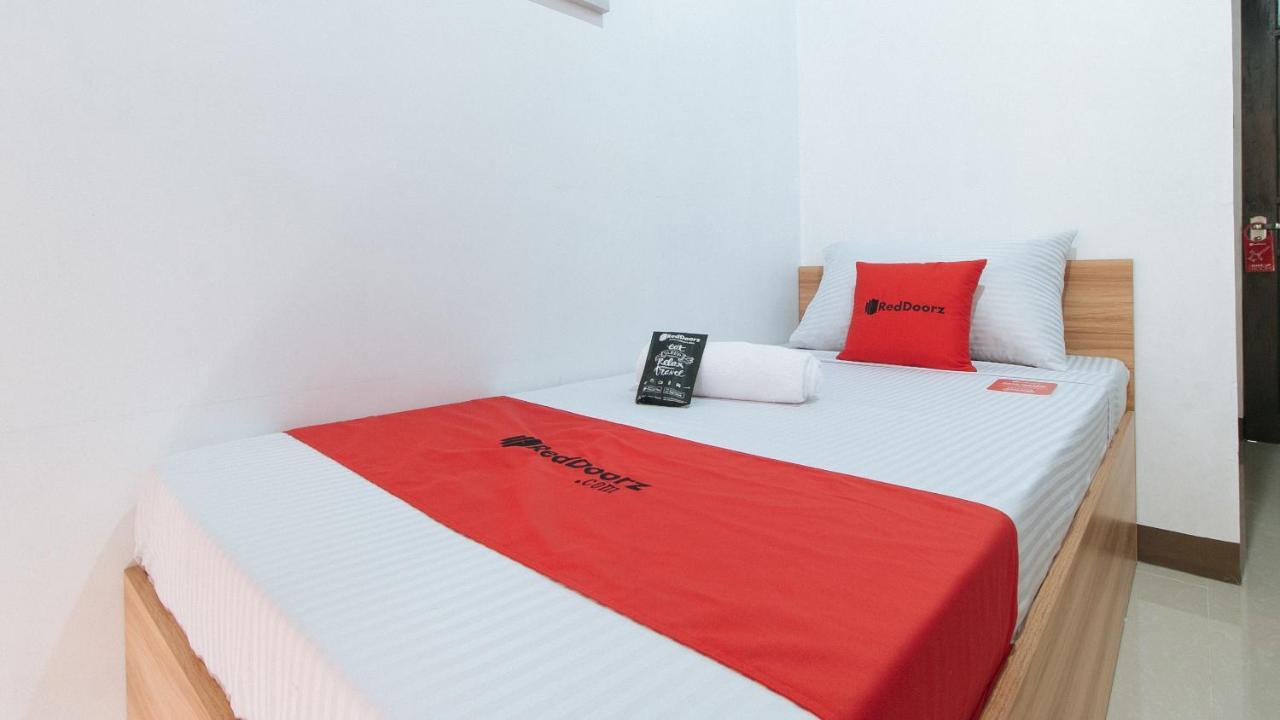 Отель Reddoorz Near Iloilo International Airport Cabatuan Экстерьер фото